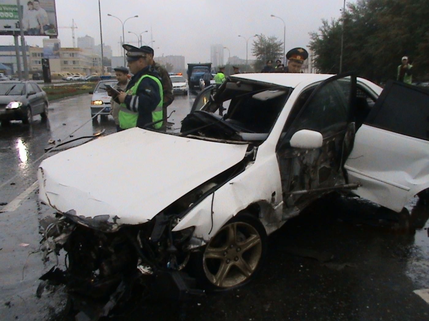 В Екатеринбурге водитель иномарки «убил» пассажира, врезавшись в ограждение - Фото 1