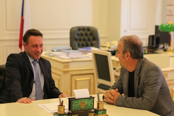 Холманских не замечает голодающих «людей труда». Зато обсуждает с Шахриным продвижение хоккея на траве