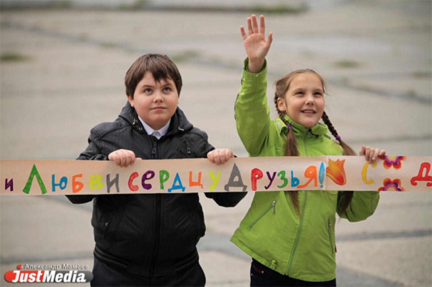 467 метров пожеланий потомкам: юные уральцы написали «самое длинное письмо миру» - Фото 1
