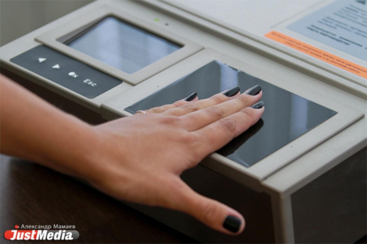 Уральцы не спешат добровольно сдавать отпечатки пальцев. План выполняют призывники - Фото 1