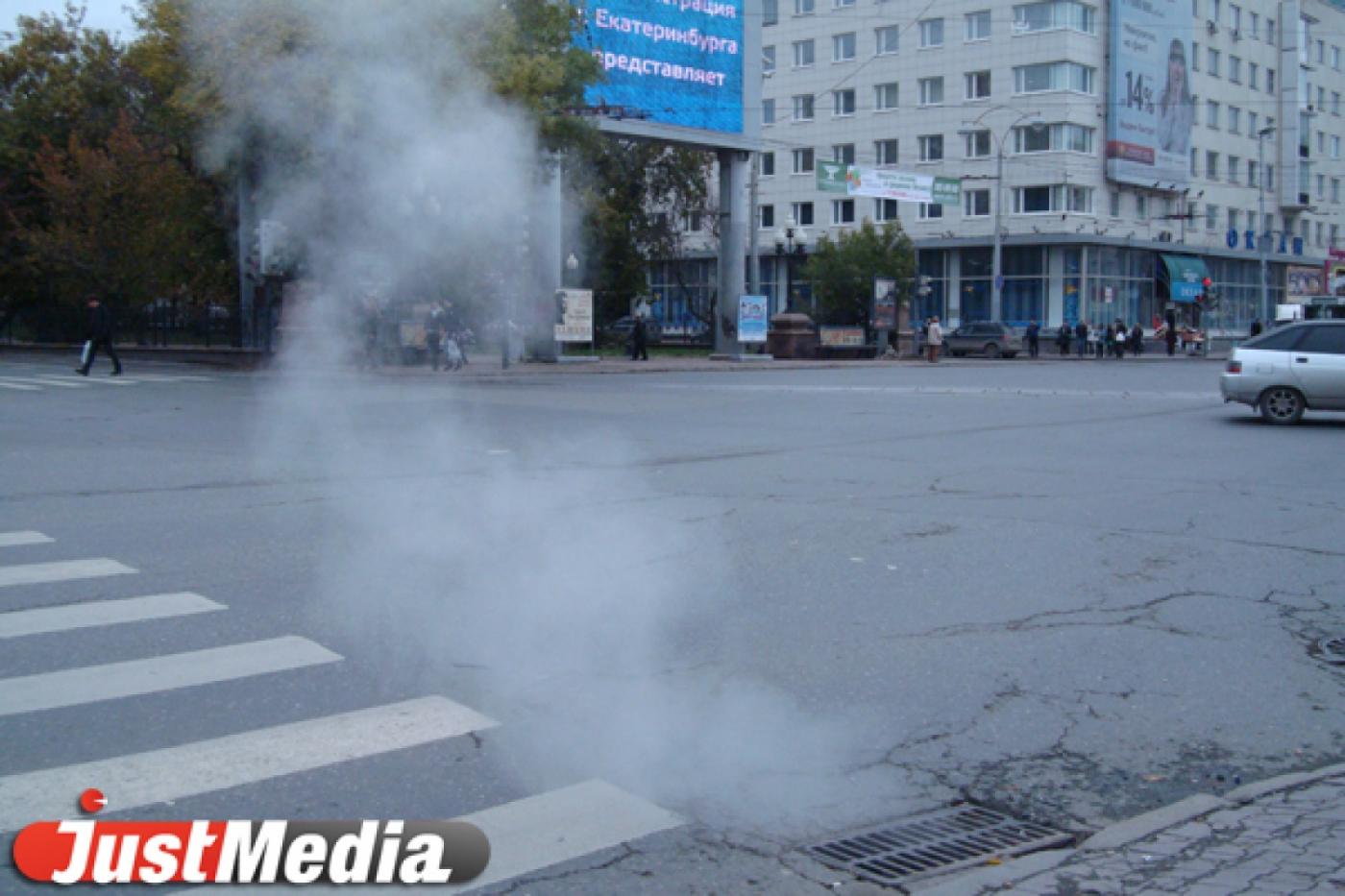 Тепло греет улицу! Из решетки ливневки на перекрестке Ленина—Карла Либкнехта поднимается столб белого пара - Фото 1