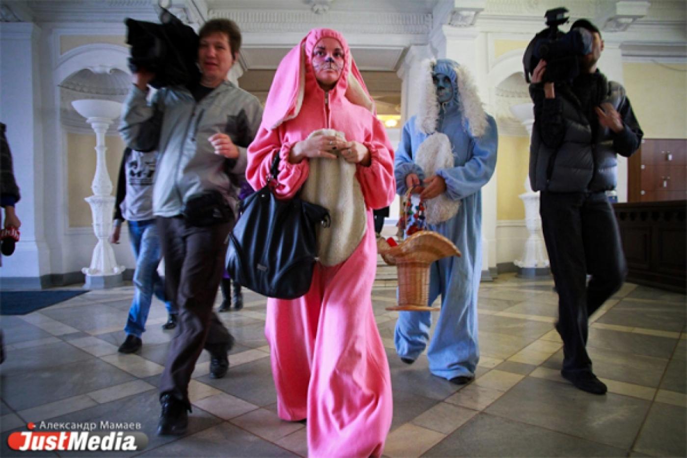 А «зайцы» против! Сегодня в Екатеринбурге «зайчики в трамвайчике» везли письмо главе города - Фото 1