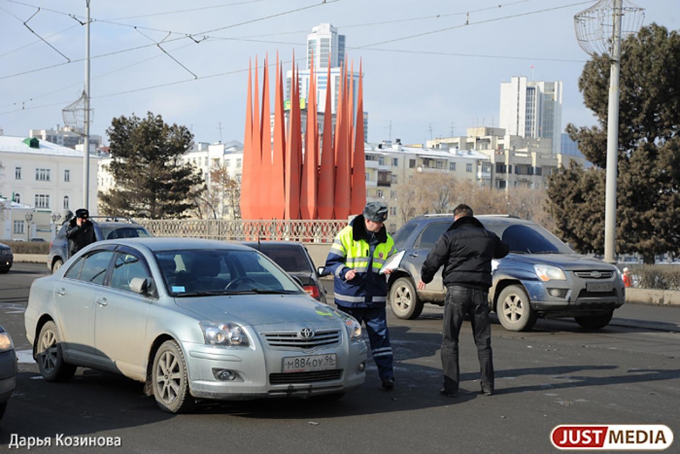 Сибирские депутаты предлагают лишать прав за разговоры по сотовому за рулем. Уральцы против - Фото 1