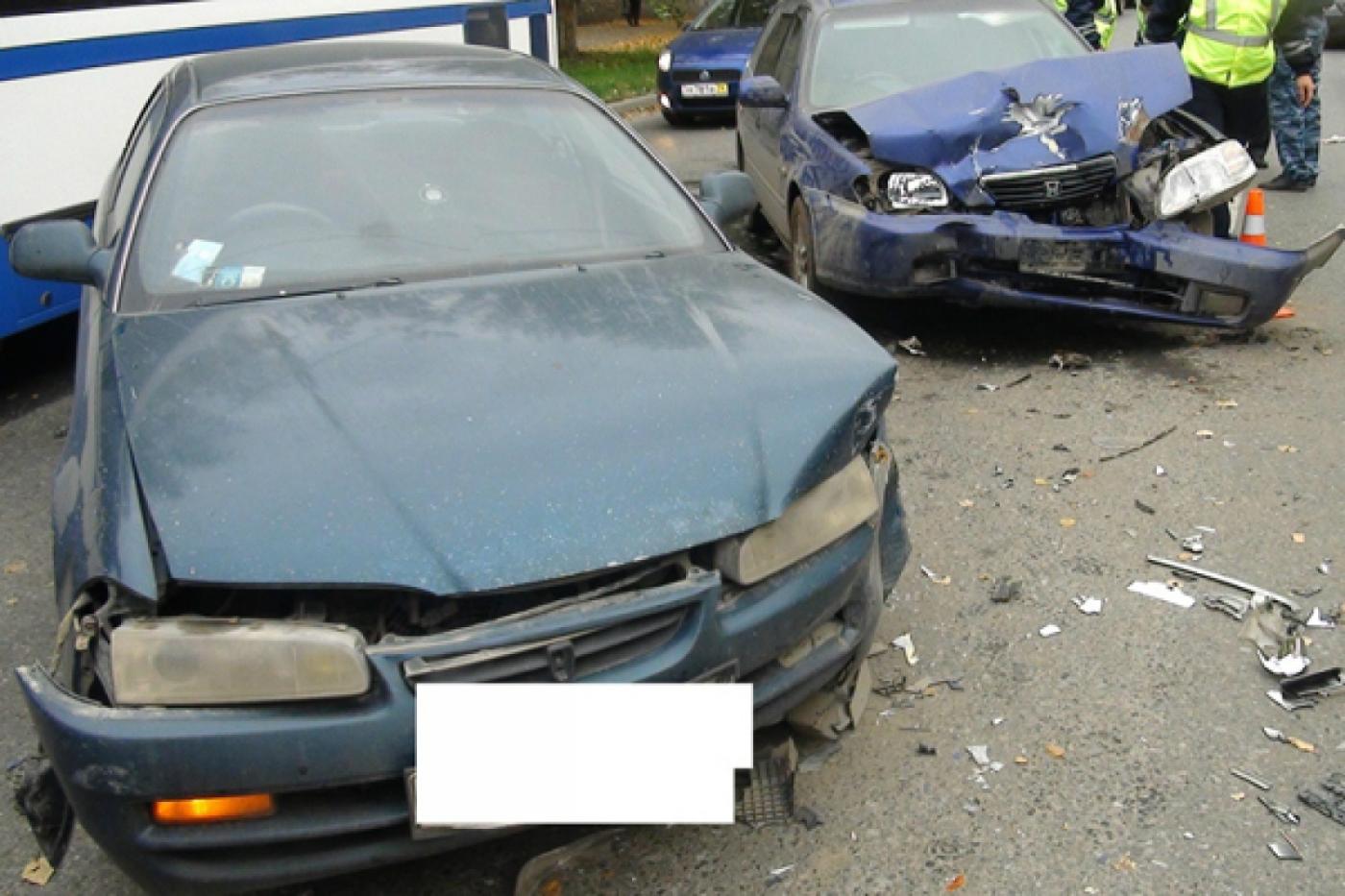 В Екатеринбурге водитель «Тойоты» покалечила себя и женщину с ребенком из другой машины - Фото 1