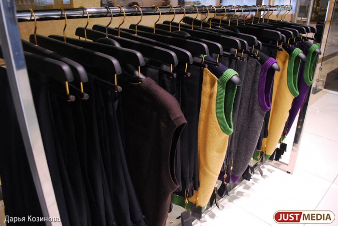 Дама на «Лексусе» попалась на кражах одежды из магазинов - Фото 1