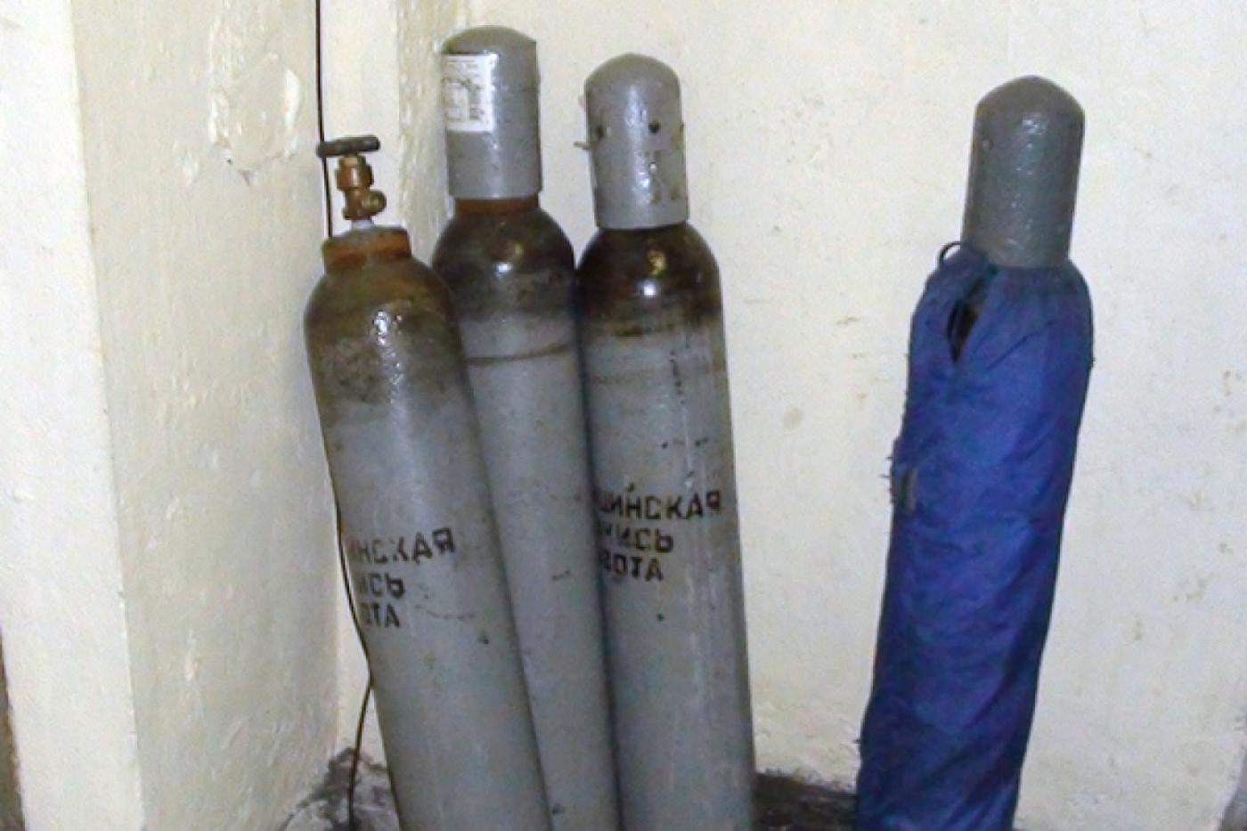 Сотрудники наркоконтроля изымают в ночных клубах Екатеринбурга баллоны с закисью азота - Фото 1