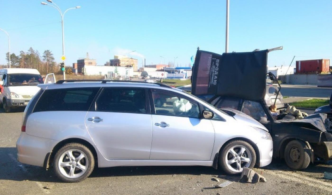 В Екатеринбурге в столкновении ВАЗ-2109 и «Мицубиси» погиб один человек и двое ранены - Фото 1