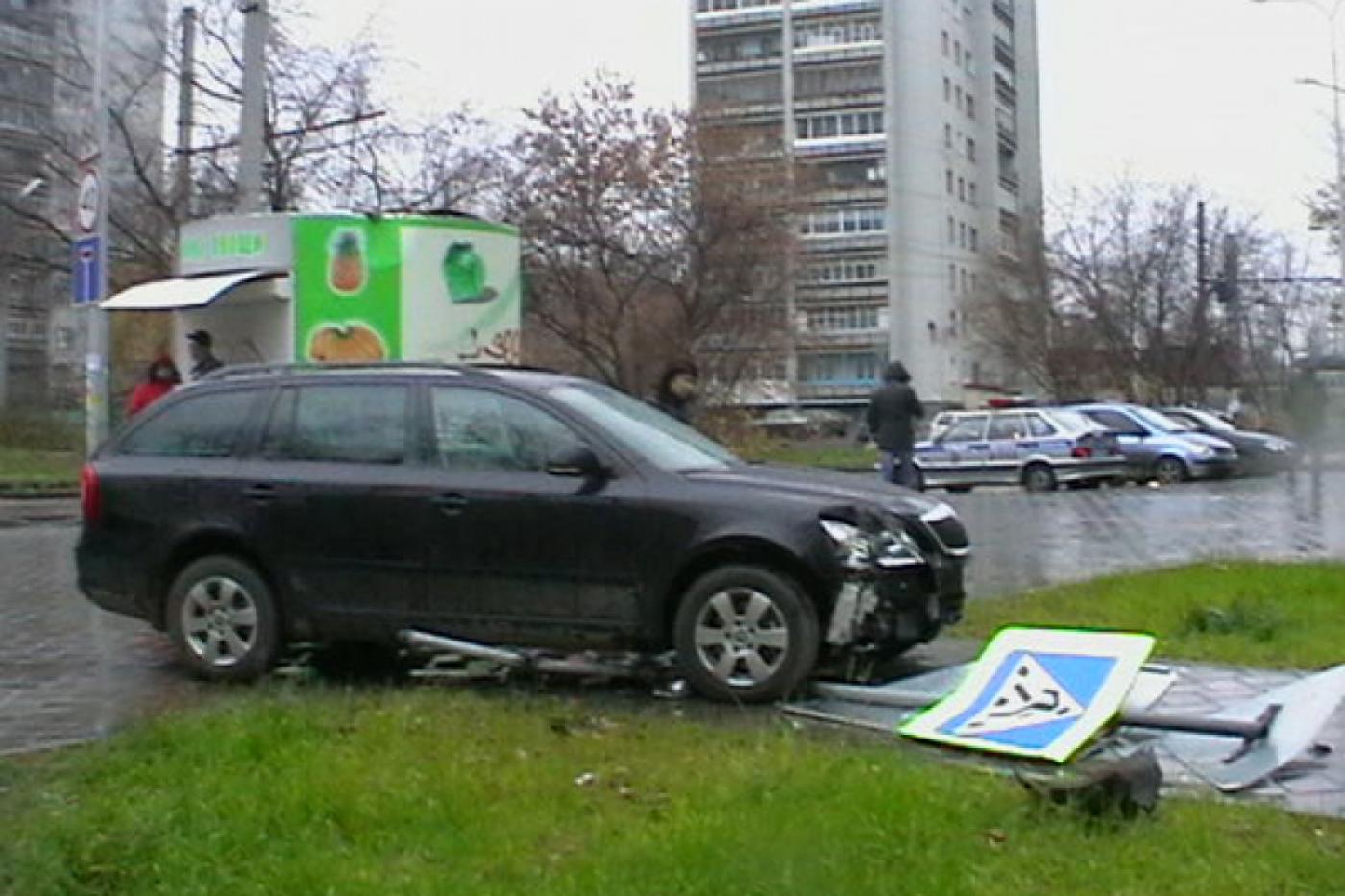 На Уралмаше водитель «Шкода Октавия» сбил двух девушек-пешеходов - Фото 1
