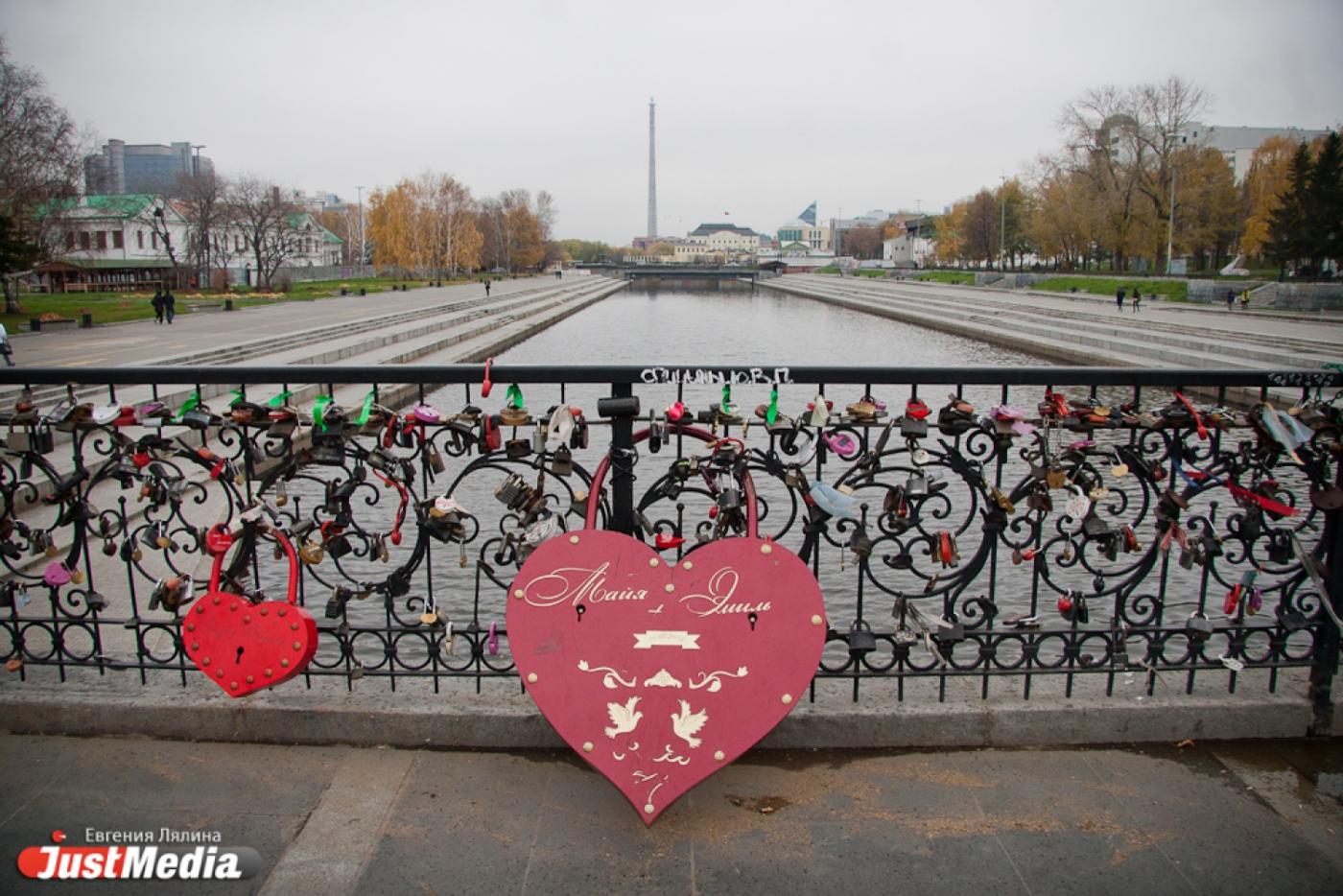 Размер имеет значение! «Замочная» болезнь, охватившая центр Екатеринбурга, получила уклон в гигантизм - Фото 1