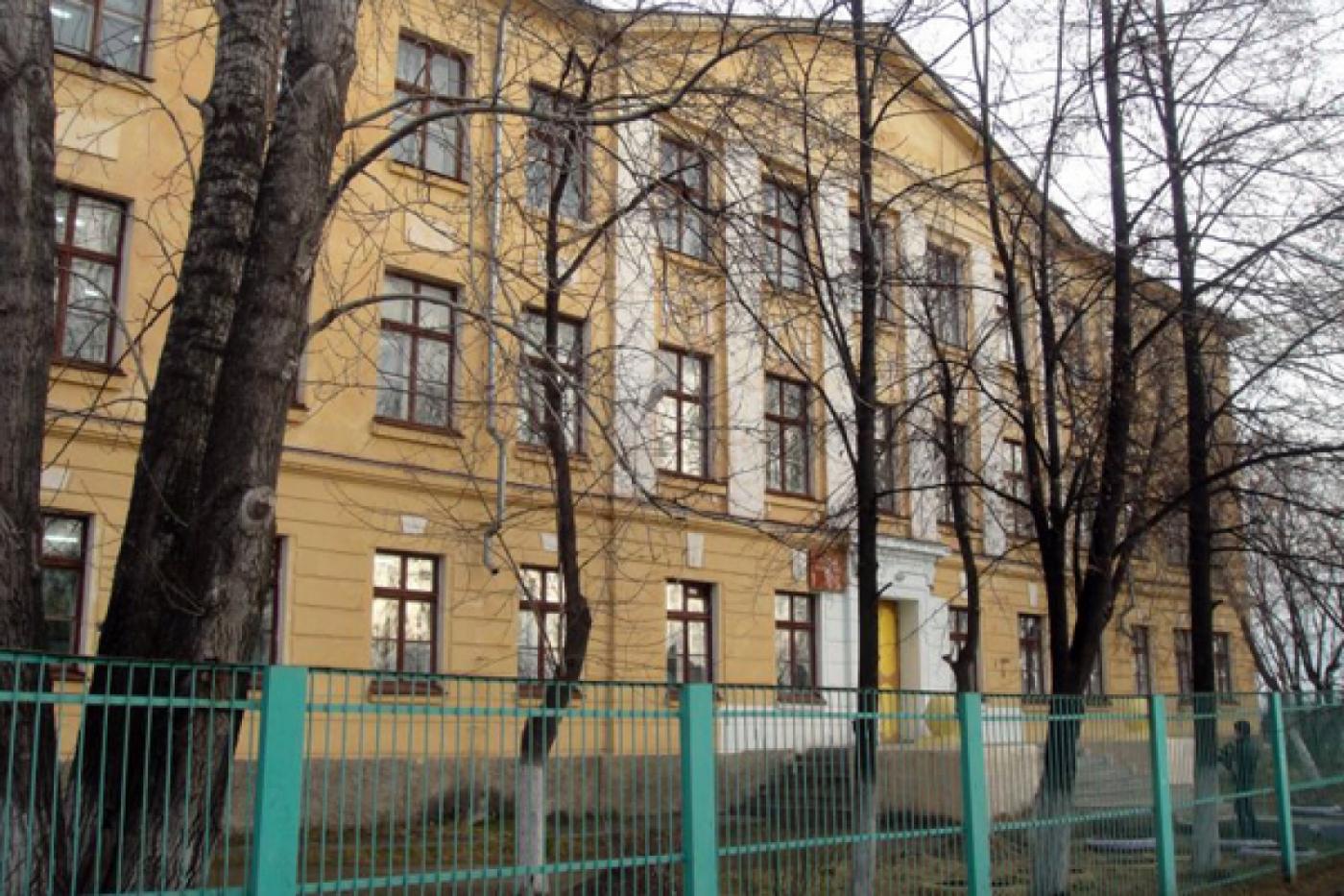 Штукатурка в верхотурской школе обрушилась из-за неправильно установленного светильника - Фото 1