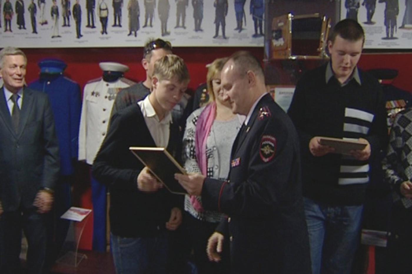 В УМВД Екатеринбурга наградили трех подростков за поимку педофила - Фото 1