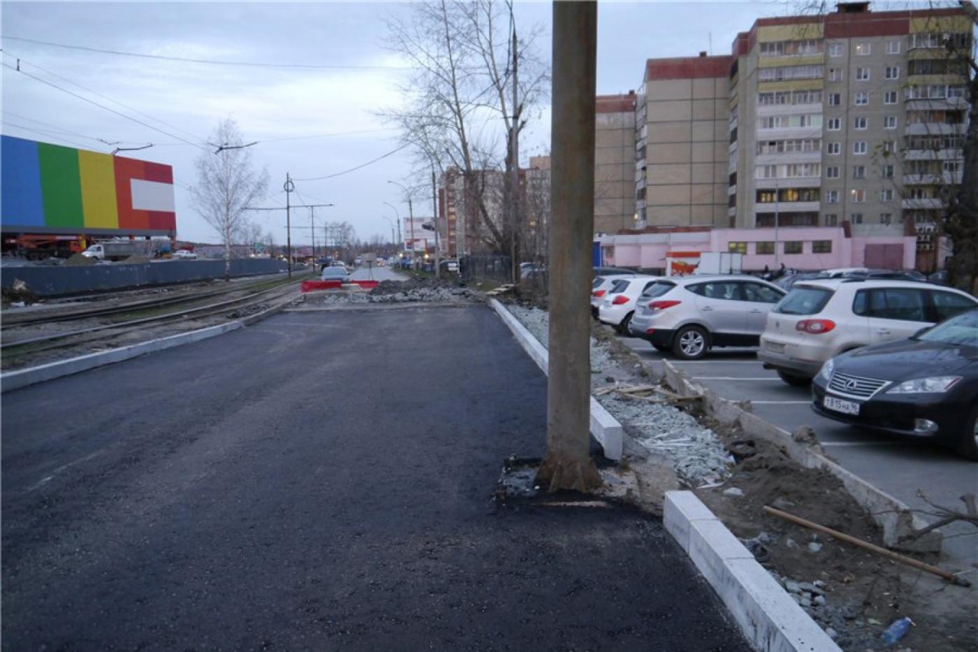 Ну и ну! Строители «Радуга-парка» проложили дорогу прямо по опорам трамвайной сети - Фото 1