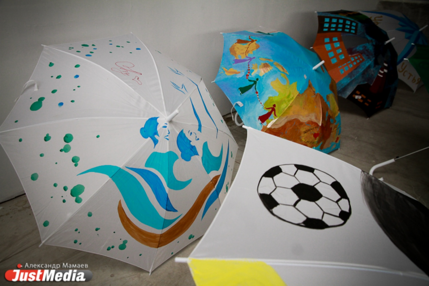 В Екатеринбурге открылась выставка разрисованных «випами» зонтов - Фото 1