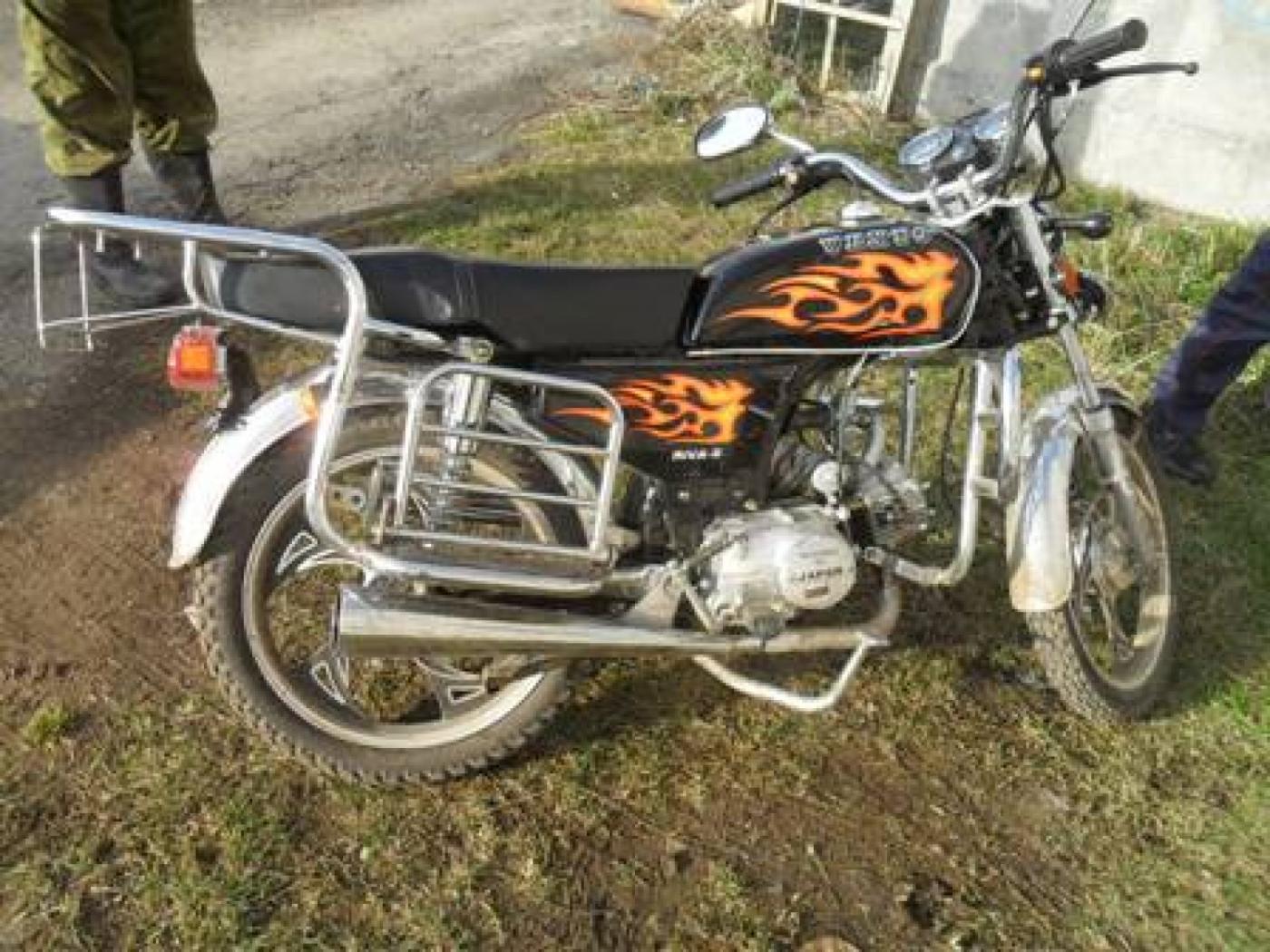 В Нижних Сергах водитель мопеда сбил трех пешеходов, переходивших дорогу на зеленый свет - Фото 1