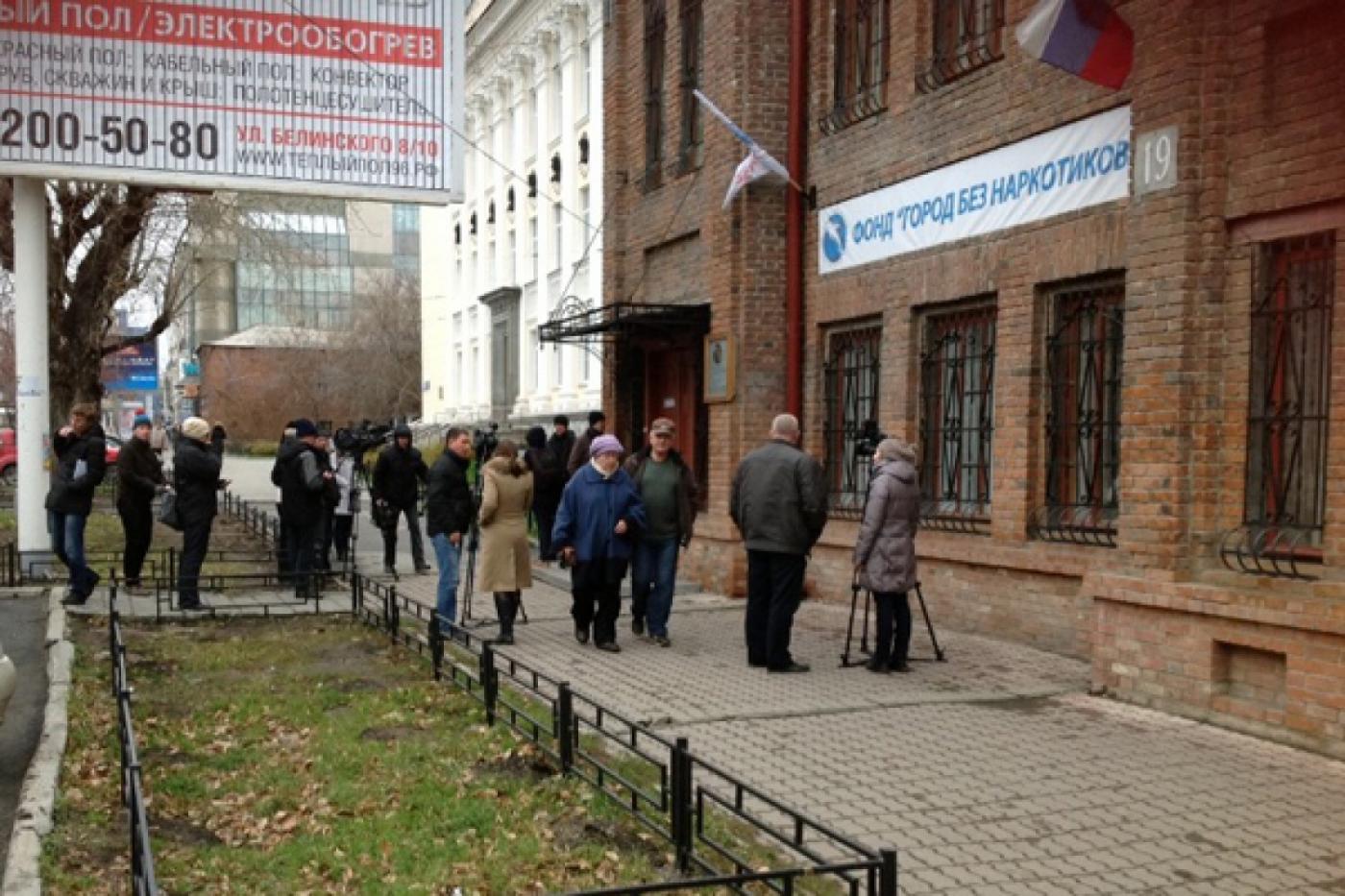 В помещениях фонда ГБН ищут документы, возможно, наркотики и оружие. ВИДЕО - Фото 1