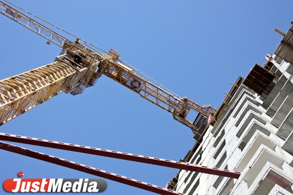 В Среднеуральске упал башенный кран. Погибших нет - Фото 1