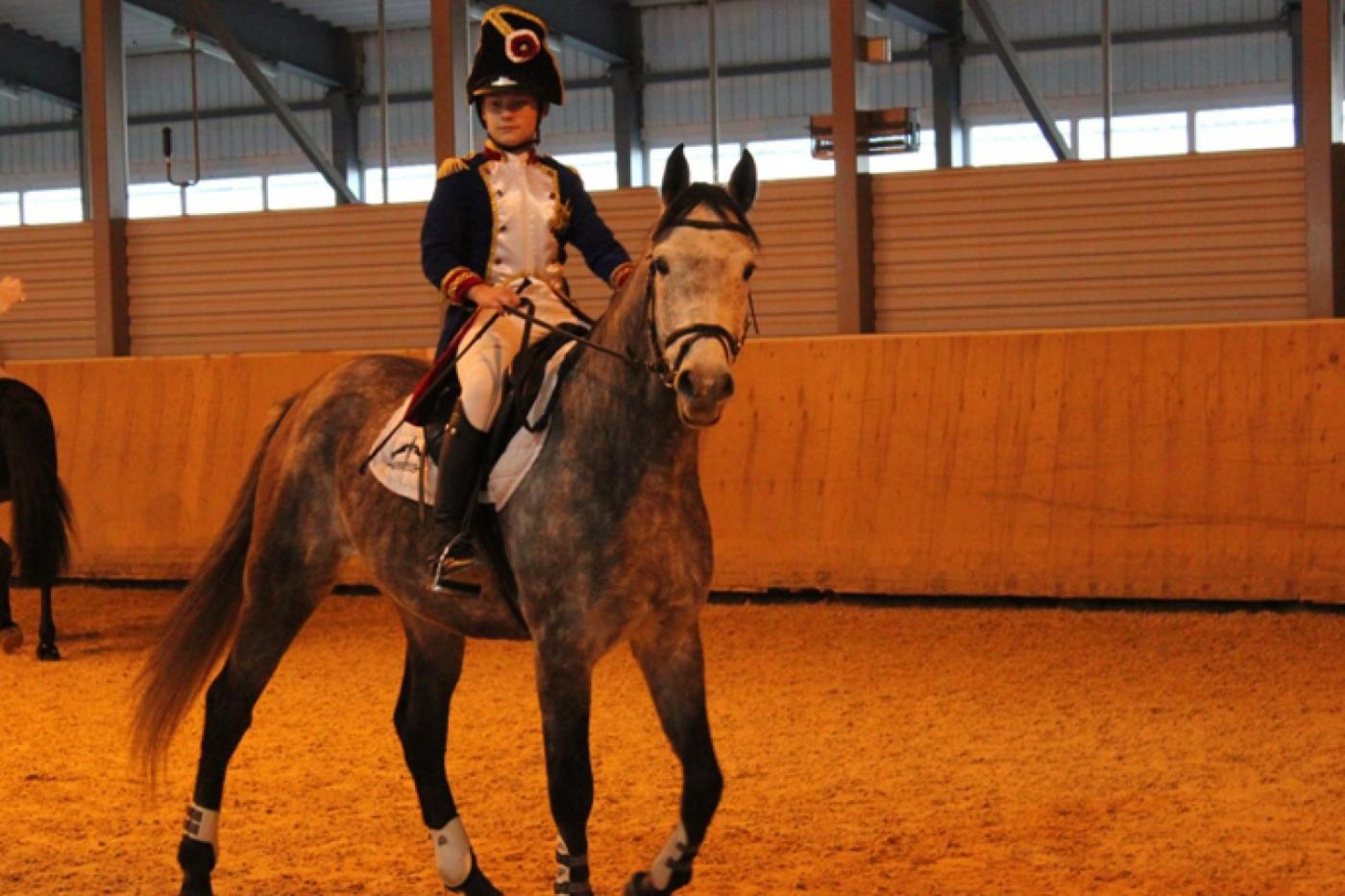 Костюмированный турнир по конному спорту среди детей в Кадниково собрал лучших спортсменов области - Фото 1