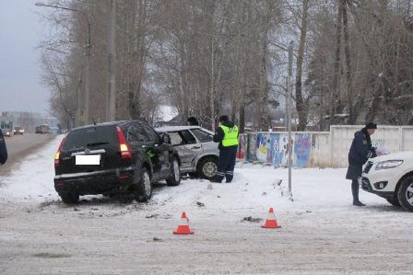 В Верхней Пышме внедорожник протаранил ВАЗ. Пострадали три человека - Фото 1