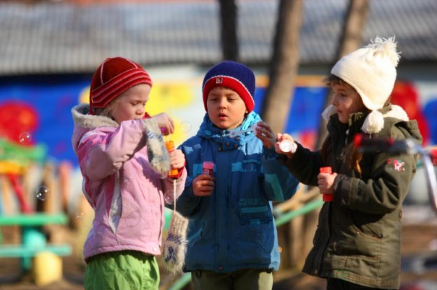 Круче, чем волшебник в голубом вертолете. «Красный крест» подарит детям 50 тысяч эскимо - Фото 1