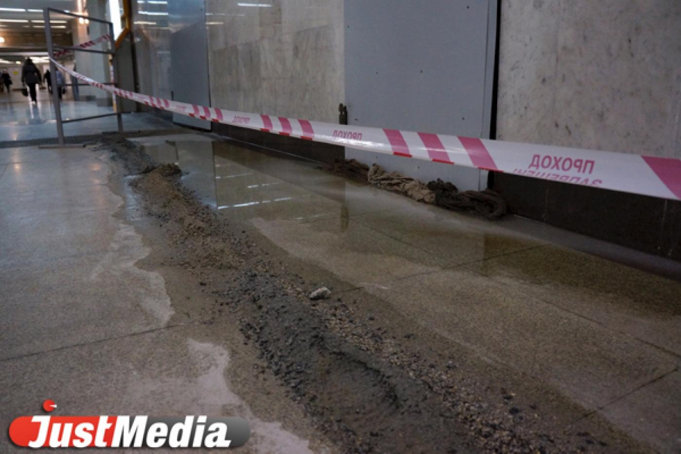 На «Ботанической» опять идут дожди. Недавно открытую станцию метро топит второй год подряд - Фото 1
