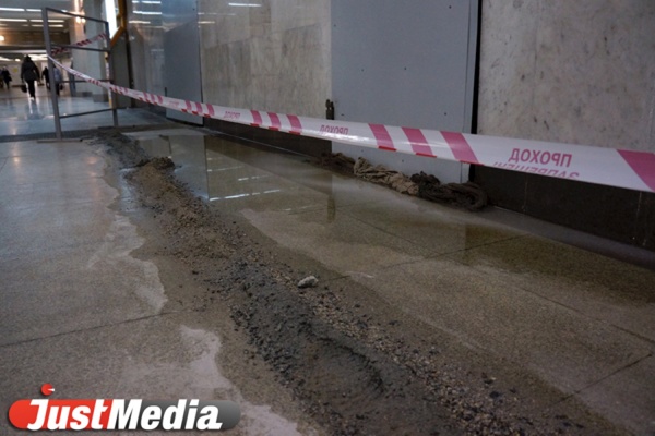 На «Ботанической» опять идут дожди. Недавно открытую станцию метро топит второй год подряд - Фото 1