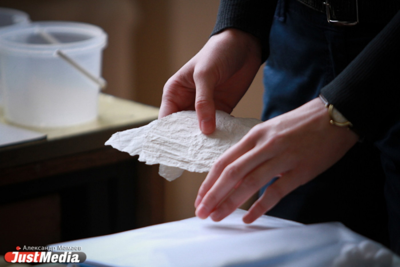 Екатеринбургские реставраторы восстанавливают уникальный экспонат: металлический стол XIX века, покрытый лаковой росписью - Фото 1