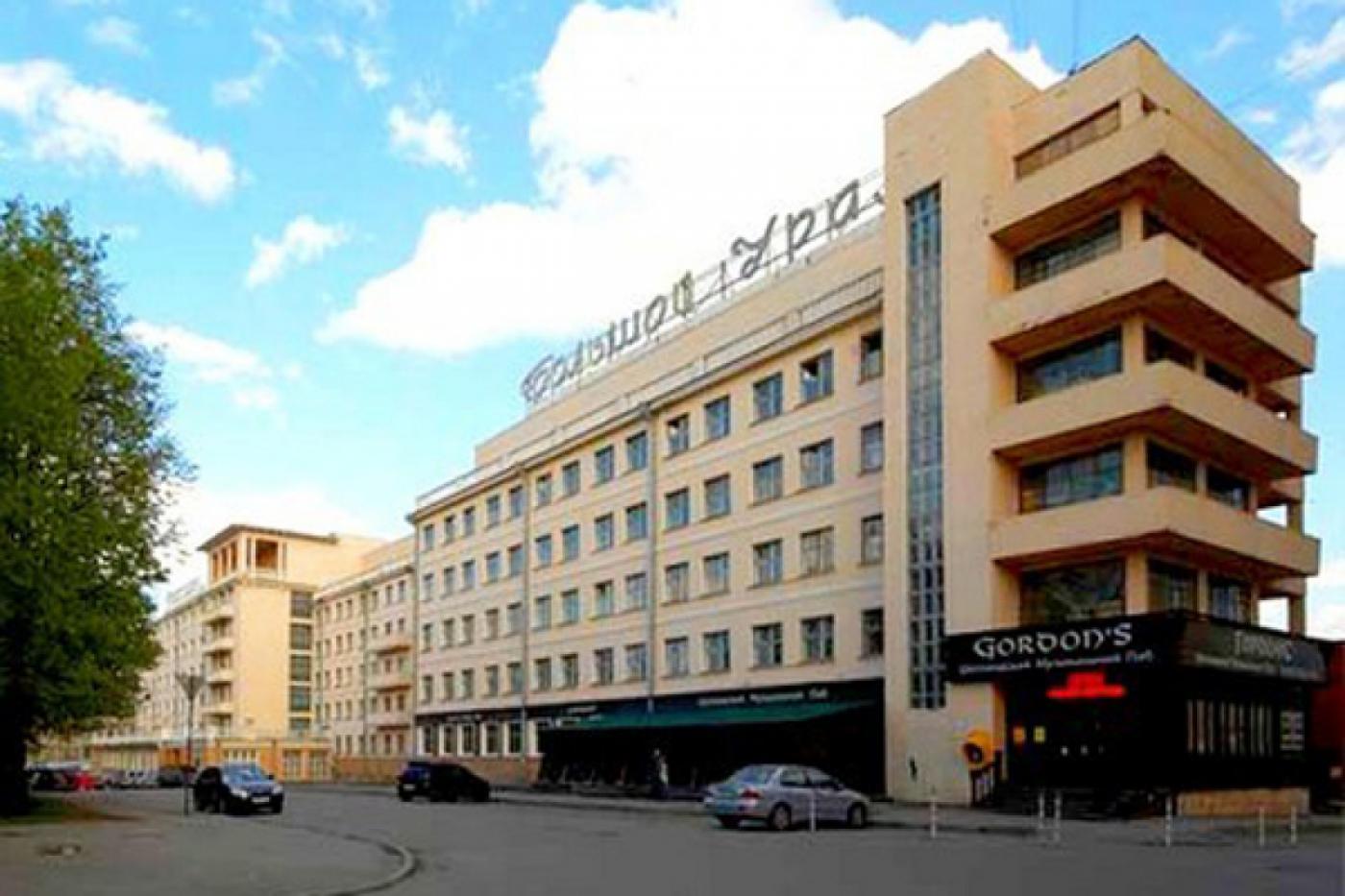 Трехметровый Сталин и бархатные портьеры. В Екатеринбурге «Большой Урал» превратят в «советскую гостиницу» - Фото 1