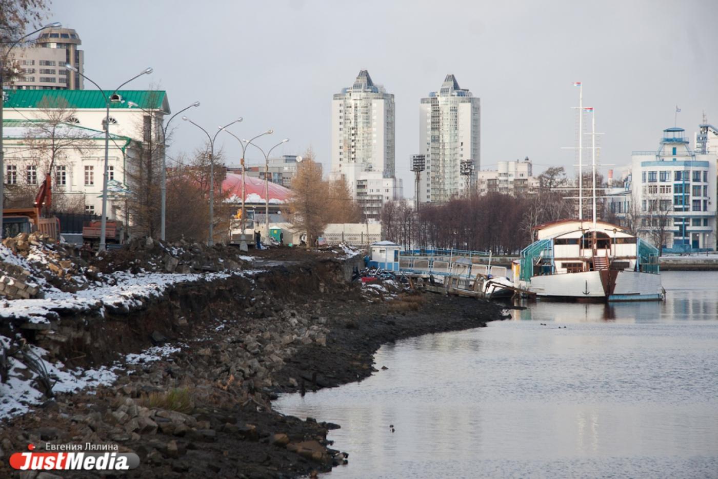 А дно у городского пруда — стеклянное! Чистильщики обнаружили в водоеме полуметровый слой бутылок, железные трубы и даже автомобиль - Фото 1