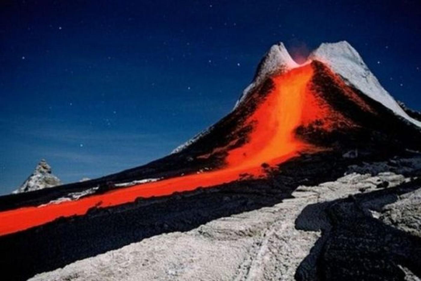 Лава из вулкана Плоский Толбачик на Камчатке уничтожила туристическую базу и лагерь учёных - Фото 1