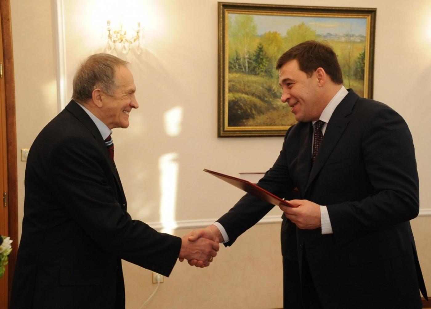 Евгений Куйвашев поздравил Владислава Тетюхина с 80-летием - Фото 1