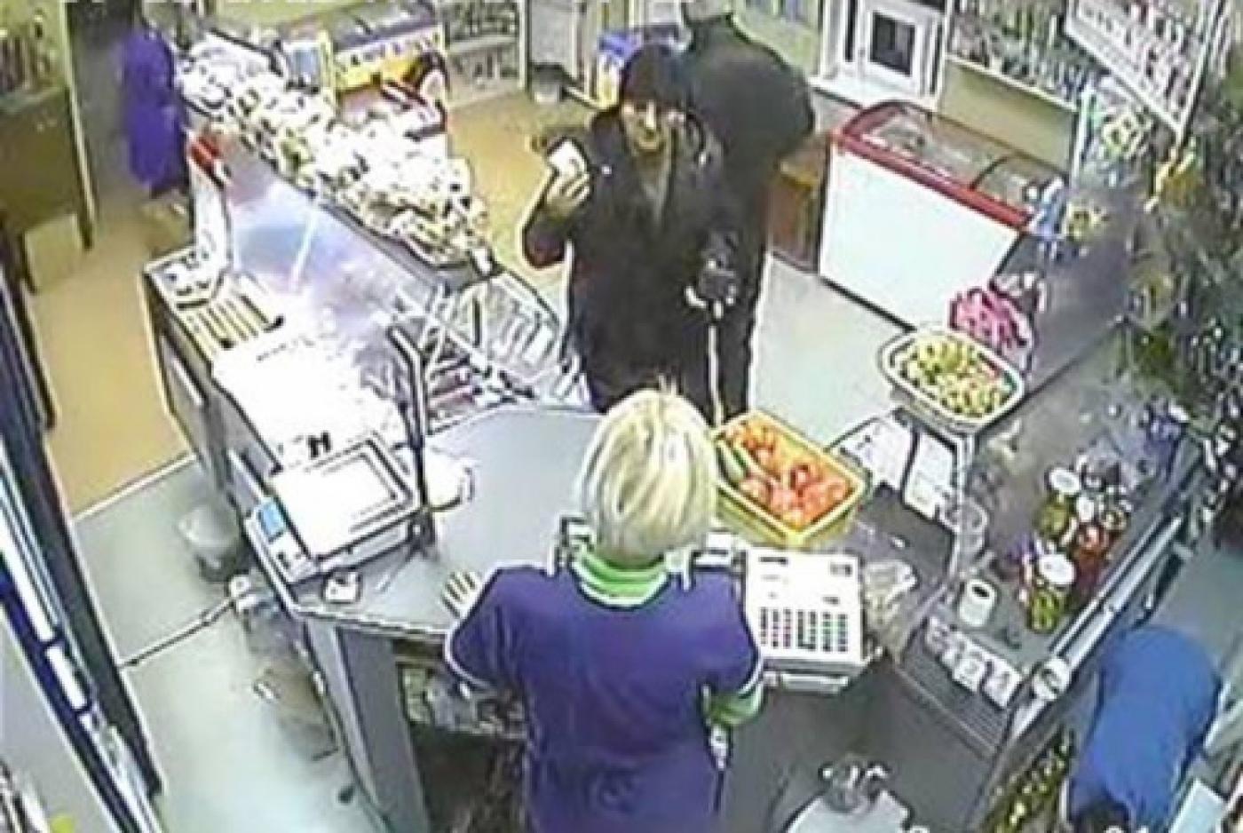 В Тавде неизвестные за один вечер сбыли в магазинах девять поддельных купюр номиналом пять тысяч рублей - Фото 1