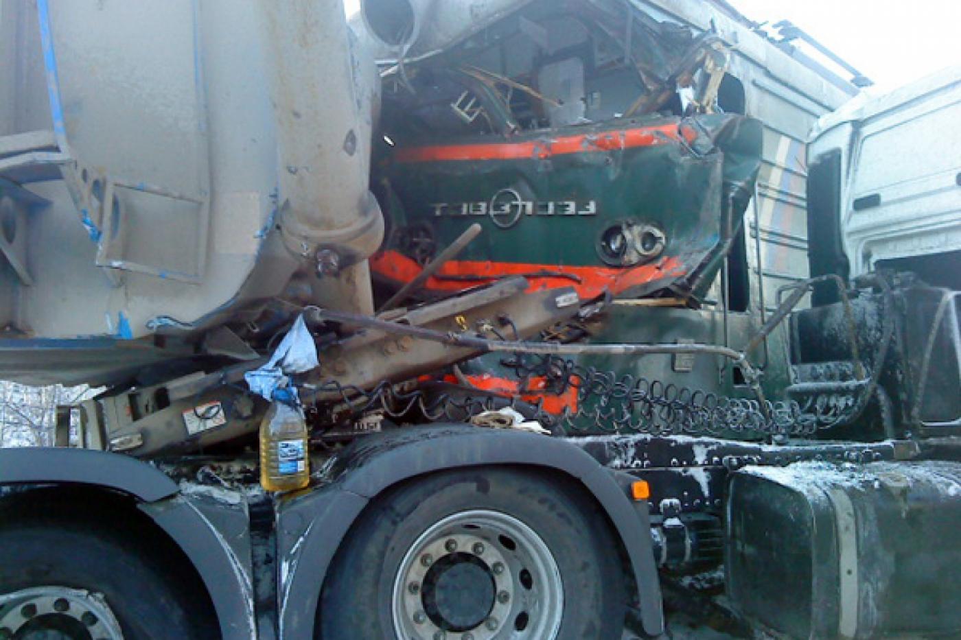 Движение поездов на месте вчерашнего столкновения и фуры полностью восстановлено - Фото 1