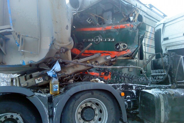 Движение поездов на месте вчерашнего столкновения и фуры полностью восстановлено - Фото 1