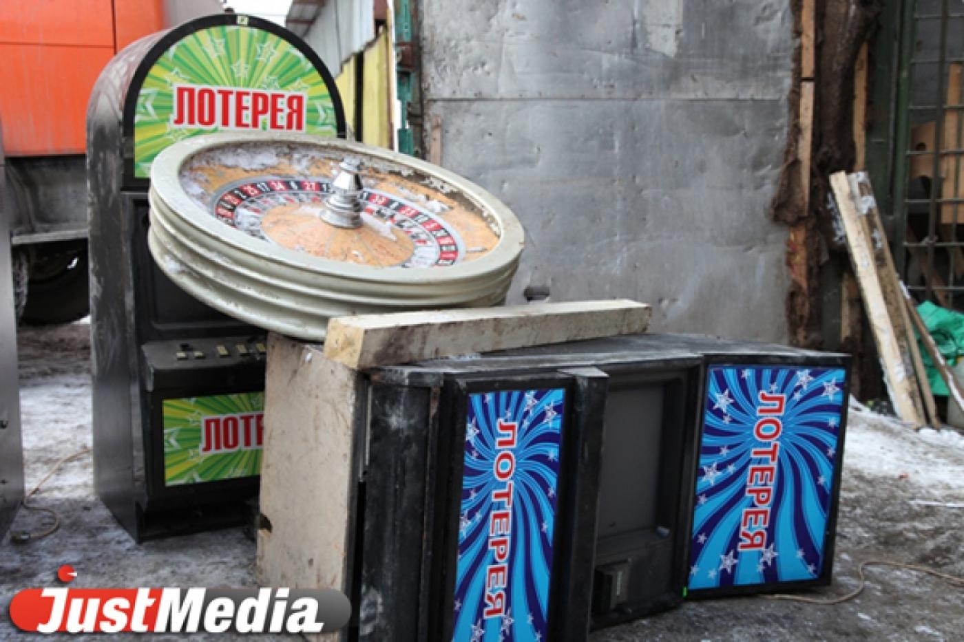 В Заречном на свалке «захоронили» 250 игровых автоматов и десяток столов для покера - Фото 1