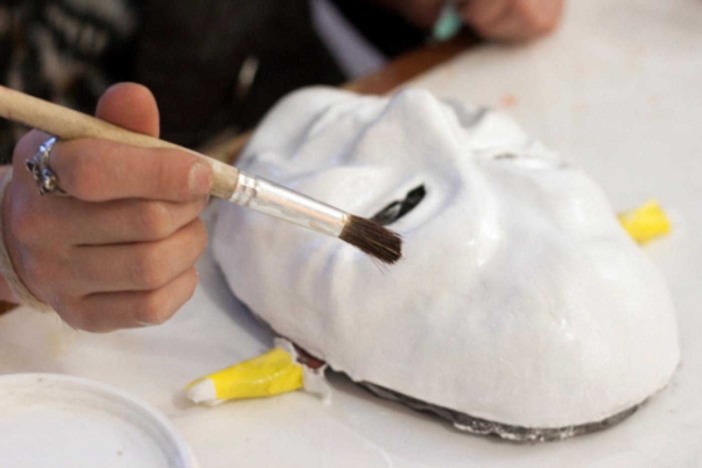 Около сотни детей приняли участие в мастер-классе по созданию масок - Фото 1