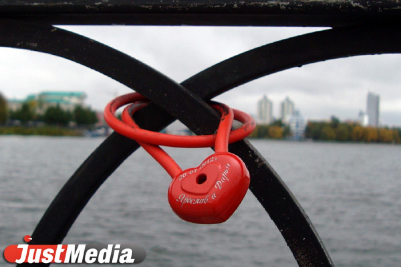 Любовь не ржавеет! Но ржавые «любовные замочки» на ограде городского пруда мэрии приходится срезать - Фото 1