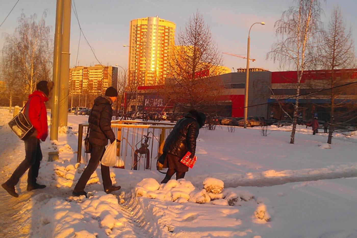 В Екатеринбурге на Ботанике провисший провод мешает пешеходам переходить дорогу - Фото 1