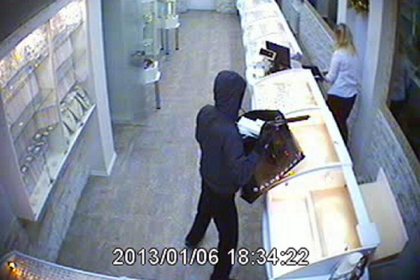 Личность налетчика на ювелирный магазин в Ревде до сих пор не установлена. Следователи просят помощи у граждан - Фото 1