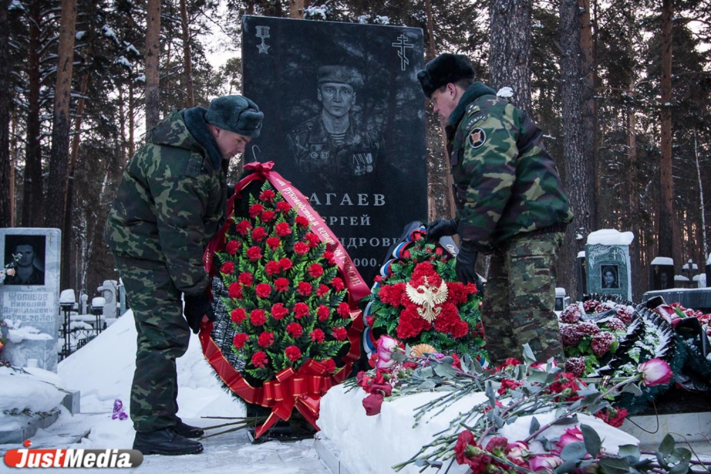 Сотрудники ГУФСИН области почтили память Героя России Сергея Багаева - Фото 1