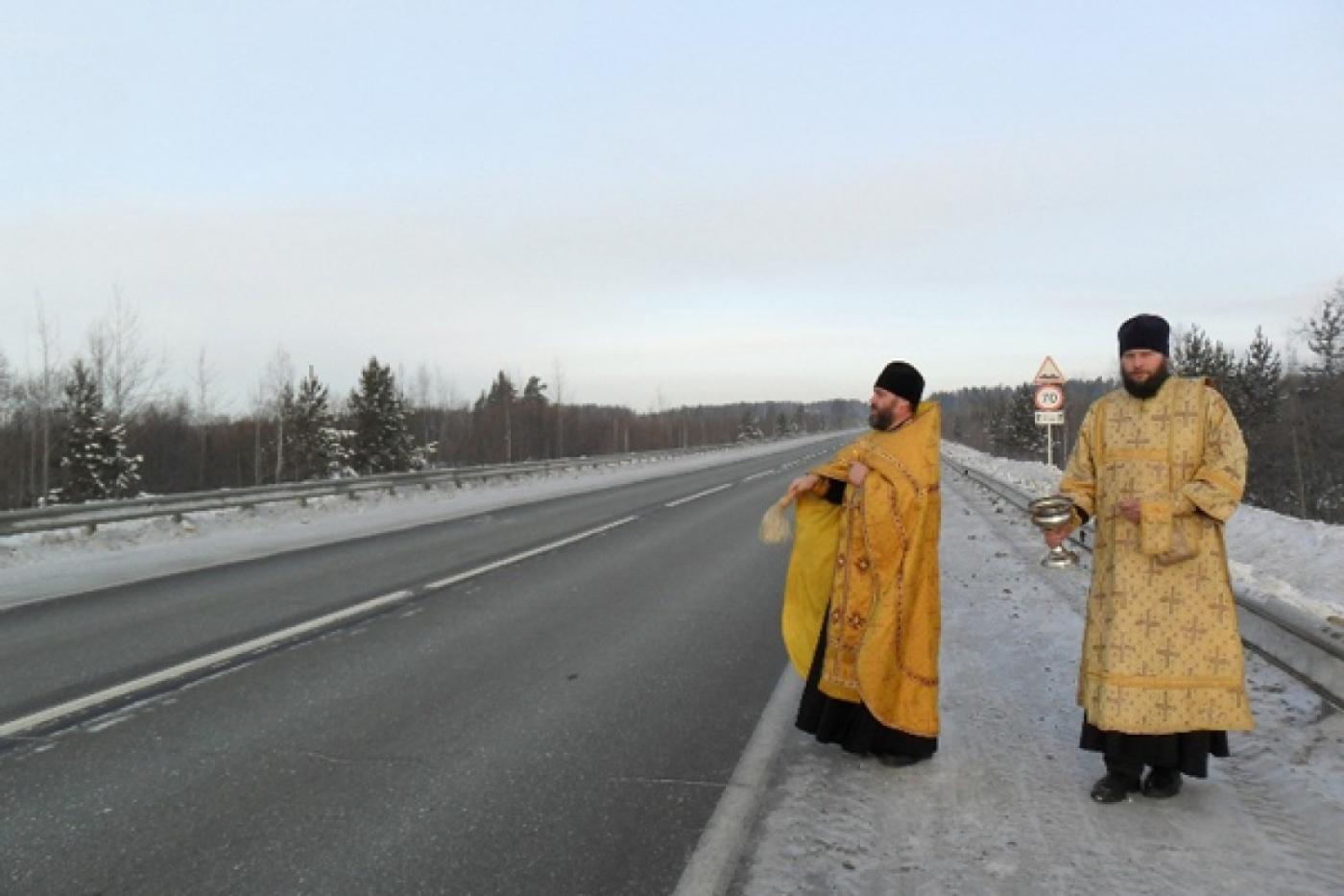 Под Новой Лялей освятили аварийный участок трассы Екатеринбург—Серов - Фото 1