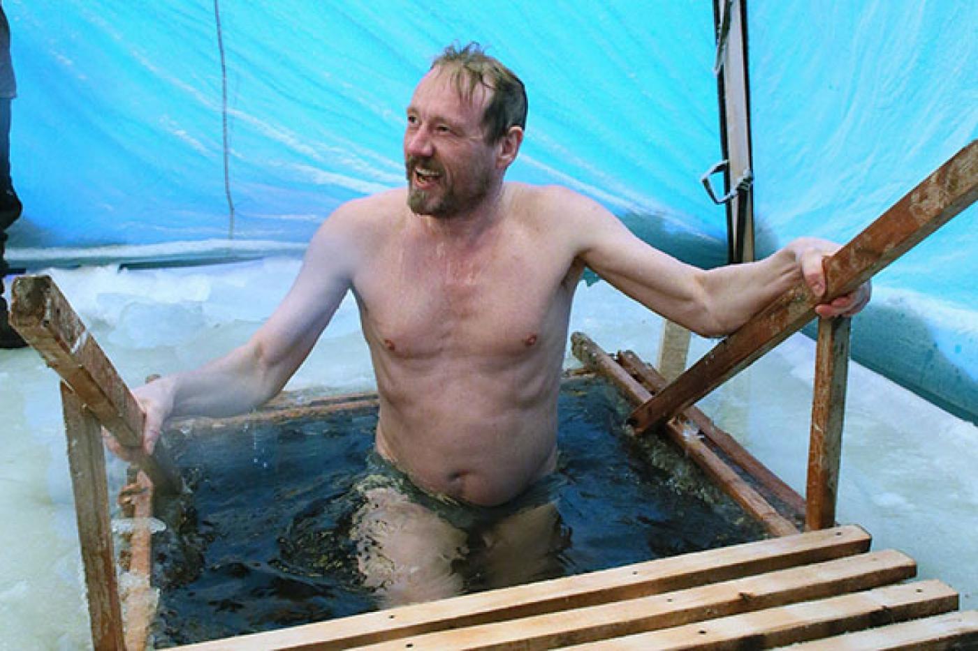 В селе Чусовом шотландец прыгнул в прорубь - Фото 1