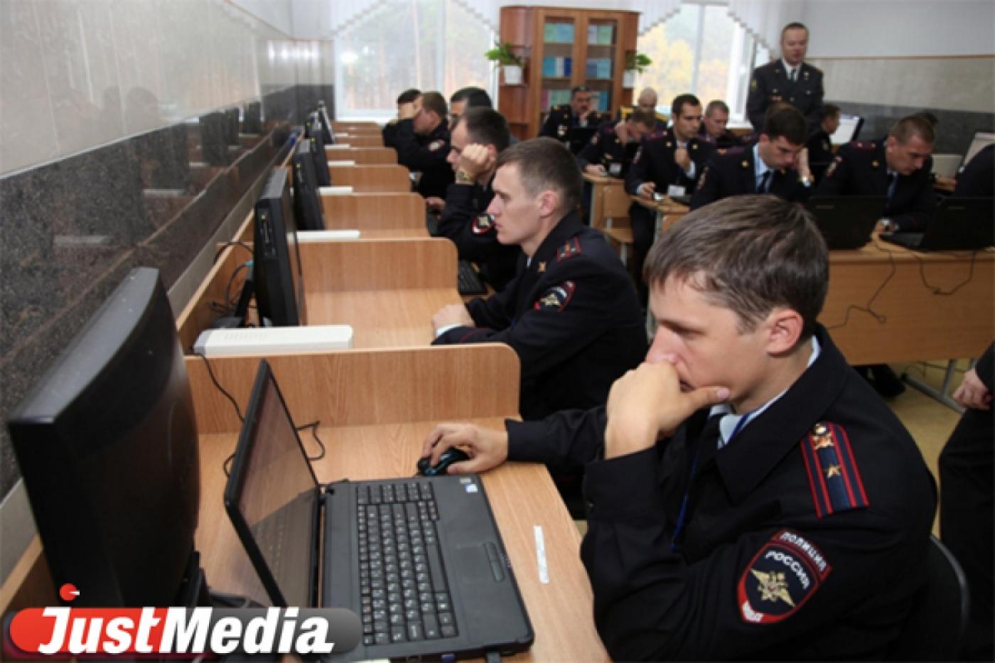 Мэрия Екатеринбурга научит местных полицейских английскому языку. ГУ МВД области: дело хорошее - Фото 1