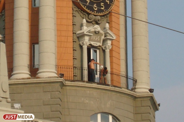 Буль-буль! Сотрудники мэрии устроили обливание из чайника прямо на балконе администрации Екатеринбурга - Фото 1