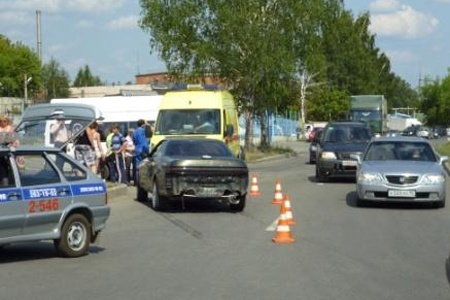 В Екатеринбурге водитель легковушки отправил мотоциклиста и его пассажирку на больничную койку - Фото 1