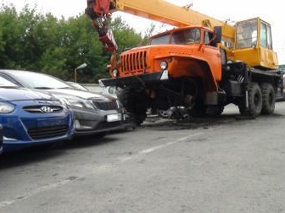 В Екатеринбурге автокран протаранил восемь автомобилей - Фото 1