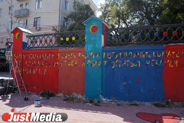 «Крась давай! Быстрей давай!» Уличные художники заигрались — раскрасили городской памятник во все цвета радуги - Фото 1