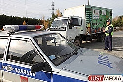 На Московском тракте перевернулась цистерна с метаном. Серьезно ранен водитель - Фото 1