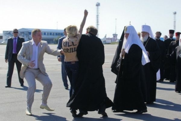 Полуобнаженная активистка движения FEMEN набросилась на патриарха Кирилла - Фото 1