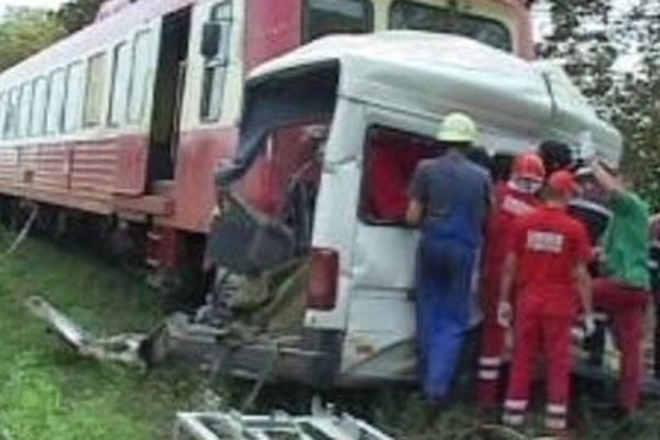 В Польше восемь человек погибли в результате столкновения микроавтобуса с поездом - Фото 1