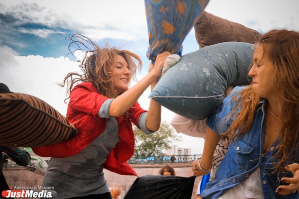 Битва подушками и зомби-шествие: в Екатеринбурге стартовала череда флешмобов - Фото 1